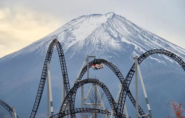 富士急ハイランドの富士山とジェットコースター