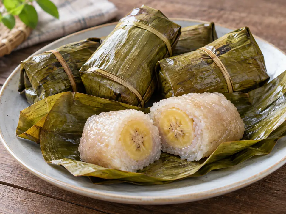 カンボジアの甘いもの バナナともち米を葉で包んだお菓子
