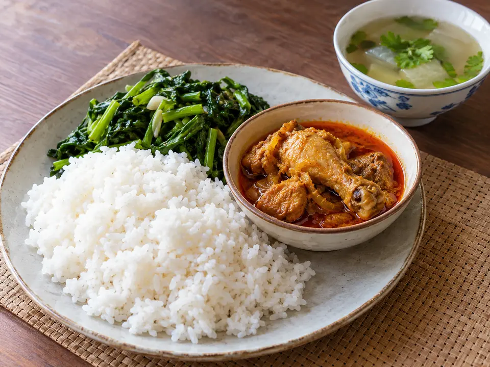 ミャンマーの家庭料理 ごはん、鶏肉のカレー、野菜とスープ
