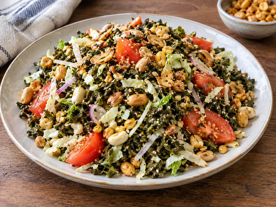 ミャンマー料理 ラペットゥ お茶の葉、野菜、豆とナッツのサラダ